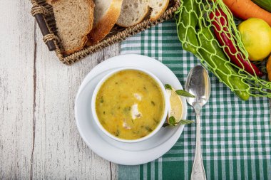 Kremalı ve maydanozlu balık çorbası. Kremalı ve doyurucu balık çorbası. Temiz yemek, sağlıklı ve diyet gıda konsepti. Yukarıdan bak, en iyi stüdyo çekimi..