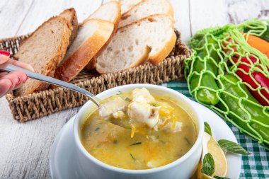 Kremalı ve maydanozlu balık çorbası. Kremalı ve doyurucu balık çorbası. Temiz yemek, sağlıklı ve diyet gıda konsepti. Yukarıdan bak, en iyi stüdyo çekimi..