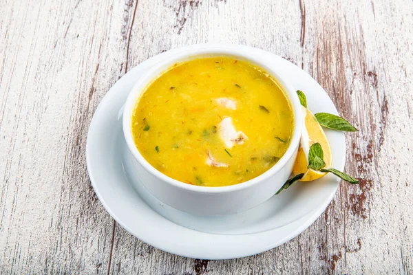 Kremalı ve maydanozlu balık çorbası. Kremalı ve doyurucu balık çorbası. Temiz yemek, sağlıklı ve diyet gıda konsepti. Yukarıdan bak, en iyi stüdyo çekimi..
