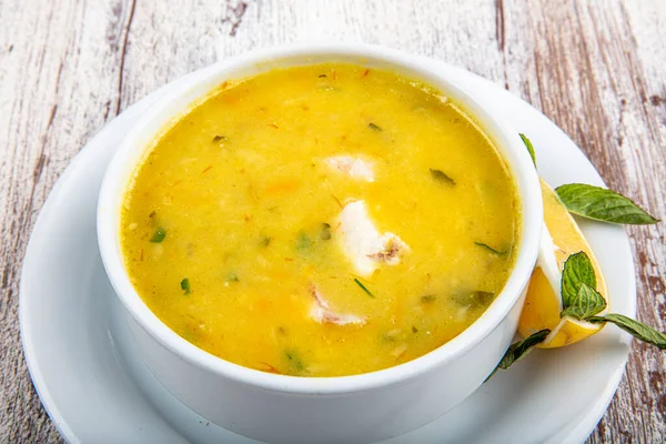 Kremalı ve maydanozlu balık çorbası. Kremalı ve doyurucu balık çorbası. Temiz yemek, sağlıklı ve diyet gıda konsepti. Yukarıdan bak, en iyi stüdyo çekimi..