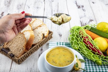 Kremalı ve maydanozlu balık çorbası. Kremalı ve doyurucu balık çorbası. Temiz yemek, sağlıklı ve diyet gıda konsepti. Yukarıdan bak, en iyi stüdyo çekimi..
