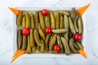 Türk mutfağı aperatifleri; salatalık turşusu Restoranda servis edilmeye hazır.