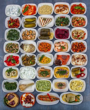 Türk mutfağı mezeleri. Balık lokantası aperatifleri, soğuk mezeler, balık ve sebze aperatifleri. Yakın çekim, bir sürü yiyecek..