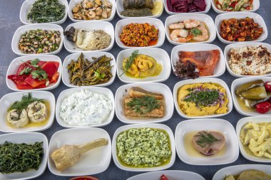 Türk mutfağı mezeleri. Balık lokantası aperatifleri, soğuk mezeler, balık ve sebze aperatifleri. Yakın çekim, bir sürü yiyecek..
