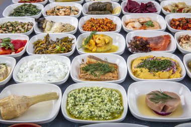 Türk mutfağı mezeleri. Balık lokantası aperatifleri, soğuk mezeler, balık ve sebze aperatifleri. Yakın çekim, bir sürü yiyecek..