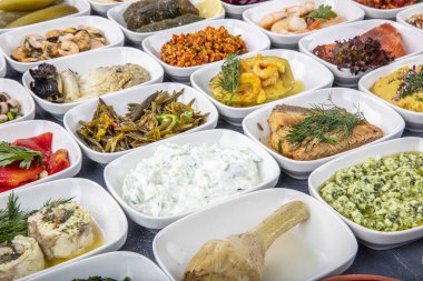 Türk mutfağı mezeleri. Balık lokantası aperatifleri, soğuk mezeler, balık ve sebze aperatifleri. Yakın çekim, bir sürü yiyecek..