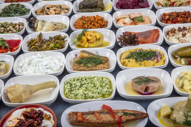 Türk mutfağı mezeleri. Balık lokantası aperatifleri, soğuk mezeler, balık ve sebze aperatifleri. Yakın çekim, bir sürü yiyecek..