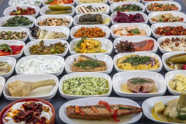 Türk mutfağı mezeleri. Balık lokantası aperatifleri, soğuk mezeler, balık ve sebze aperatifleri. Yakın çekim, bir sürü yiyecek..