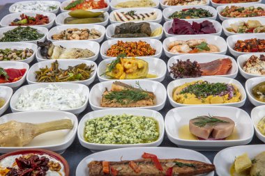 Türk mutfağı mezeleri. Balık lokantası aperatifleri, soğuk mezeler, balık ve sebze aperatifleri. Yakın çekim, bir sürü yiyecek..