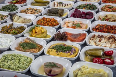 Türk mutfağı mezeleri. Balık lokantası aperatifleri, soğuk mezeler, balık ve sebze aperatifleri. Yakın çekim, bir sürü yiyecek..