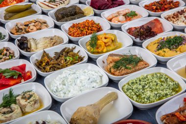 Türk mutfağı mezeleri. Balık lokantası aperatifleri, soğuk mezeler, balık ve sebze aperatifleri. Yakın çekim, bir sürü yiyecek..