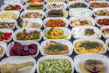 Türk mutfağı mezeleri. Balık lokantası aperatifleri, soğuk mezeler, balık ve sebze aperatifleri. Yakın çekim, bir sürü yiyecek..