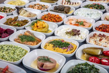 Türk mutfağı mezeleri. Balık lokantası aperatifleri, soğuk mezeler, balık ve sebze aperatifleri. Yakın çekim, bir sürü yiyecek..