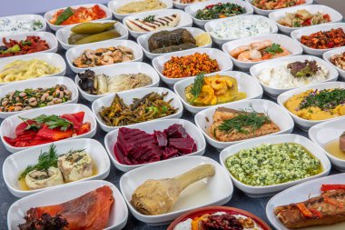 Türk mutfağı mezeleri. Balık lokantası aperatifleri, soğuk mezeler, balık ve sebze aperatifleri. Yakın çekim, bir sürü yiyecek..