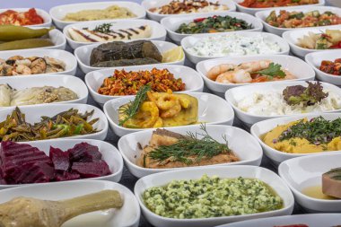 Türk mutfağı mezeleri. Balık lokantası aperatifleri, soğuk mezeler, balık ve sebze aperatifleri. Yakın çekim, bir sürü yiyecek..