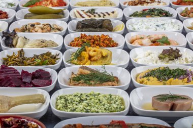Türk mutfağı mezeleri. Balık lokantası aperatifleri, soğuk mezeler, balık ve sebze aperatifleri. Yakın çekim, bir sürü yiyecek..