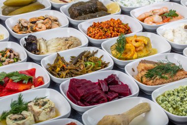 Türk mutfağı mezeleri. Balık lokantası aperatifleri, soğuk mezeler, balık ve sebze aperatifleri. Yakın çekim, bir sürü yiyecek..