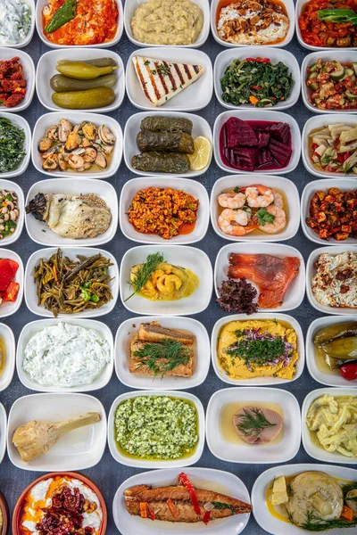 Türk mutfağı mezeleri. Balık lokantası aperatifleri, soğuk mezeler, balık ve sebze aperatifleri. Yakın çekim, bir sürü yiyecek..