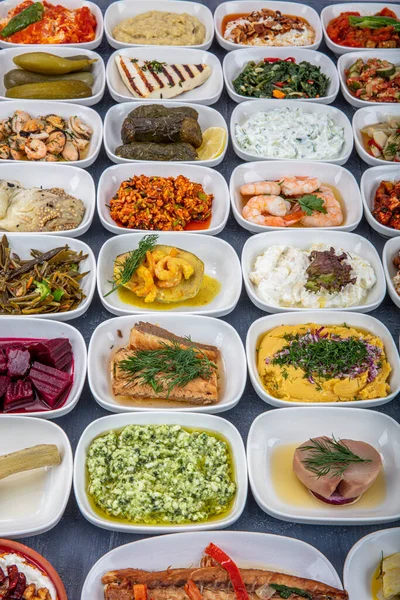 トルコ料理の前菜 魚レストラン前菜 冷たい前菜 魚や野菜の品揃えの前菜 近いうちに 多くの食べ物 — ストック写真