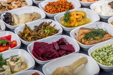 Türk mutfağı mezeleri. Balık lokantası aperatifleri, soğuk mezeler, balık ve sebze aperatifleri. Yakın çekim, bir sürü yiyecek..