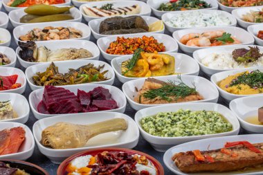 Türk mutfağı mezeleri. Balık lokantası aperatifleri, soğuk mezeler, balık ve sebze aperatifleri. Yakın çekim, bir sürü yiyecek..