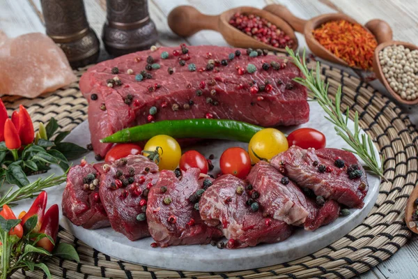 쇠고기에는 양념과 로즈마리 곁들인다 가공되지 쇠고기 양념을 — 스톡 사진