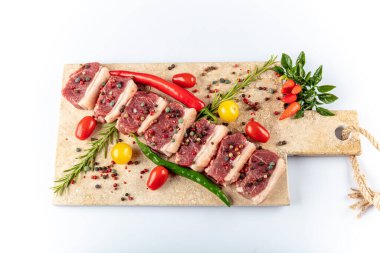 Çiğ şiş kebap. Kuzu eti, deniz tuzu ve karabiber, biberiye ve nane ile servis edilir..