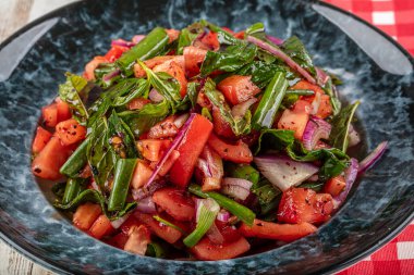 Tablaci Salatası. Onlar Türk mutfağının vazgeçilmez lezzetleridir. Özellikle domates ve acı biber sosuyla. Çoban salatası, domates salatası ve harika bir sunum..
