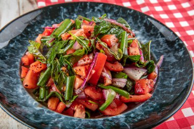 Tablaci Salatası. Onlar Türk mutfağının vazgeçilmez lezzetleridir. Özellikle domates ve acı biber sosuyla. Çoban salatası, domates salatası ve harika bir sunum..