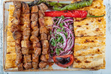 Türk mutfağı lezzetli bir cips şişi. Karaciğer şişi, Türk Ciger Şiş kebabı domatesli küçük barbekü, lezzetli, doğal, yakın çekim görünümlü.