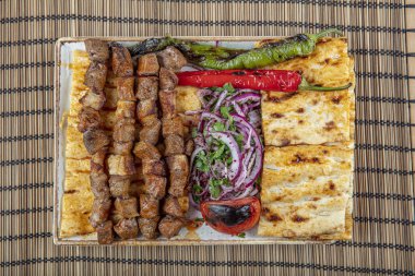 Türk mutfağı lezzetli bir cips şişi. Karaciğer şişi, Türk Ciger Şiş kebabı domatesli küçük barbekü, lezzetli, doğal, yakın çekim görünümlü.