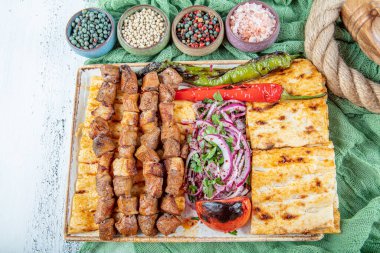 Türk mutfağı lezzetli bir cips şişi. Karaciğer şişi, Türk Ciger Şiş kebabı domatesli küçük barbekü, lezzetli, doğal, yakın çekim görünümlü.