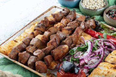 Türk mutfağı lezzetli bir cips şişi. Karaciğer şişi, Türk Ciger Şiş kebabı domatesli küçük barbekü, lezzetli, doğal, yakın çekim görünümlü.