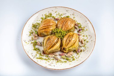 Yeşil şam fıstığı tozu ve tereyağı kremalı Türk Midye Baklava 'sı (Midye Baklava). İslami Ziyafetler Kavramı.