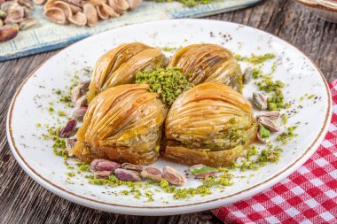 Yeşil şam fıstığı tozu ve tereyağı kremalı Türk Midye Baklava 'sı (Midye Baklava). İslami Ziyafetler Kavramı.