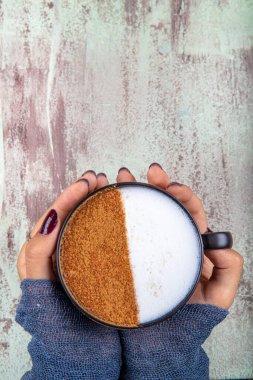 Geleneksel Türk İçeceği Salep 'i tutan kız. Türk salep 'i (süt geleneksel sıcak içecek)).