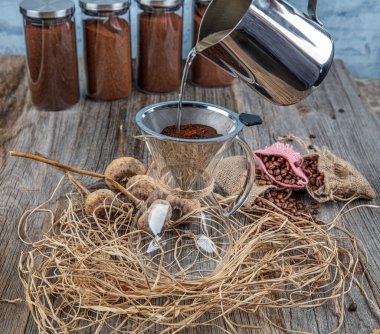 Chemex 'te kahve yap. Kahve Chemex tarafından yapılır. Taze kahvenin unutulmaz tadı.