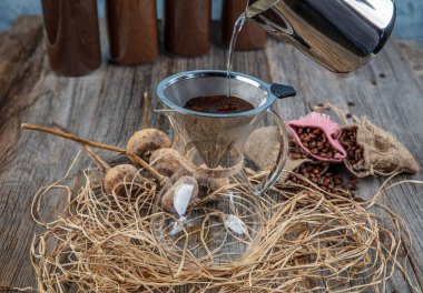 Chemex 'te kahve yap. Kahve Chemex tarafından yapılır. Taze kahvenin unutulmaz tadı.