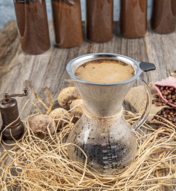 Chemex 'te kahve yap. Kahve Chemex tarafından yapılır. Taze kahvenin unutulmaz tadı.