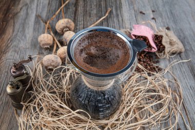 Chemex 'te kahve yap. Kahve Chemex tarafından yapılır. Taze kahvenin unutulmaz tadı.