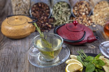 Lezzetli bitki çayı, adaçayı, hastalıklar ve gribe karşı savaş için. Nane yaprakları, kaşıklı bal ve bir fincan sıcak çay. Bitkisellik ve modern eczacılık kavramı. 