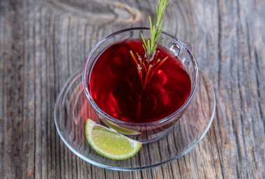 Karışık bitki çayı, kış çayı. Hastalık ve gribe karşı mücadele için. Nane yaprakları, kaşıklı bal ve bir fincan sıcak çay. Bitkisellik ve modern eczacılık kavramı. 