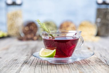 Kurumuş gül kalçası çayı, ahşap eski masa ve güllük gülistanlık çay..