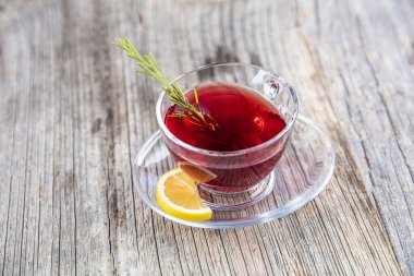 Kurumuş gül kalçası çayı, ahşap eski masa ve güllük gülistanlık çay..