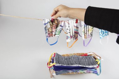 Elbise askısında yeniden kullanılabilir renkli moda maskeleri asılı. Covid-19 virüsünün salgınını önlemek için DIY kumaş maskeleri yapmak Türkiye genelinde popüler bir moda haline geldi..