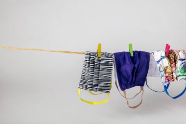 Elbise askısında yeniden kullanılabilir renkli moda maskeleri asılı. Covid-19 virüsünün salgınını önlemek için DIY kumaş maskeleri yapmak Türkiye genelinde popüler bir moda haline geldi..