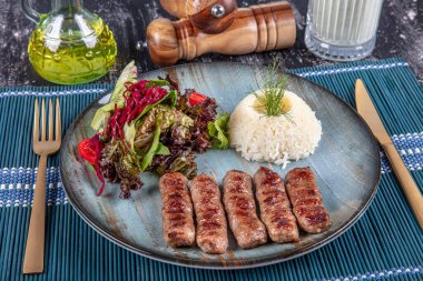 Geleneksel Türk mutfağından köfteler, ızgara köfteler, Türk izgara kofti, güzel bir sunum..