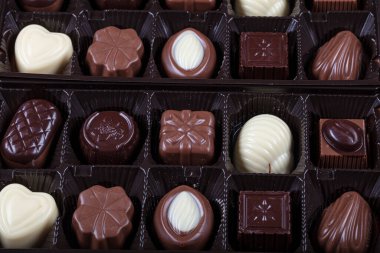 Kutuda çikolata var. Özel paketlenmiş hediye çikolatası - fıstık, fındık, ceviz.