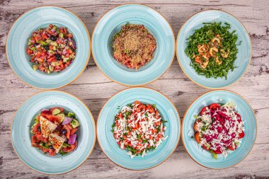 Taze sebze salataları düzdü. Sağlıklı salata kolajı. İçinde tavuk sezarı, ıspanak, bahçe, nicoise, yunan ve pancar ve ceviz var. Organik, doğal beslenme konsepti.