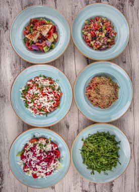 Taze sebze salataları düzdü. Sağlıklı salata kolajı. İçinde tavuk sezarı, ıspanak, bahçe, nicoise, yunan ve pancar ve ceviz var. Organik, doğal beslenme konsepti.